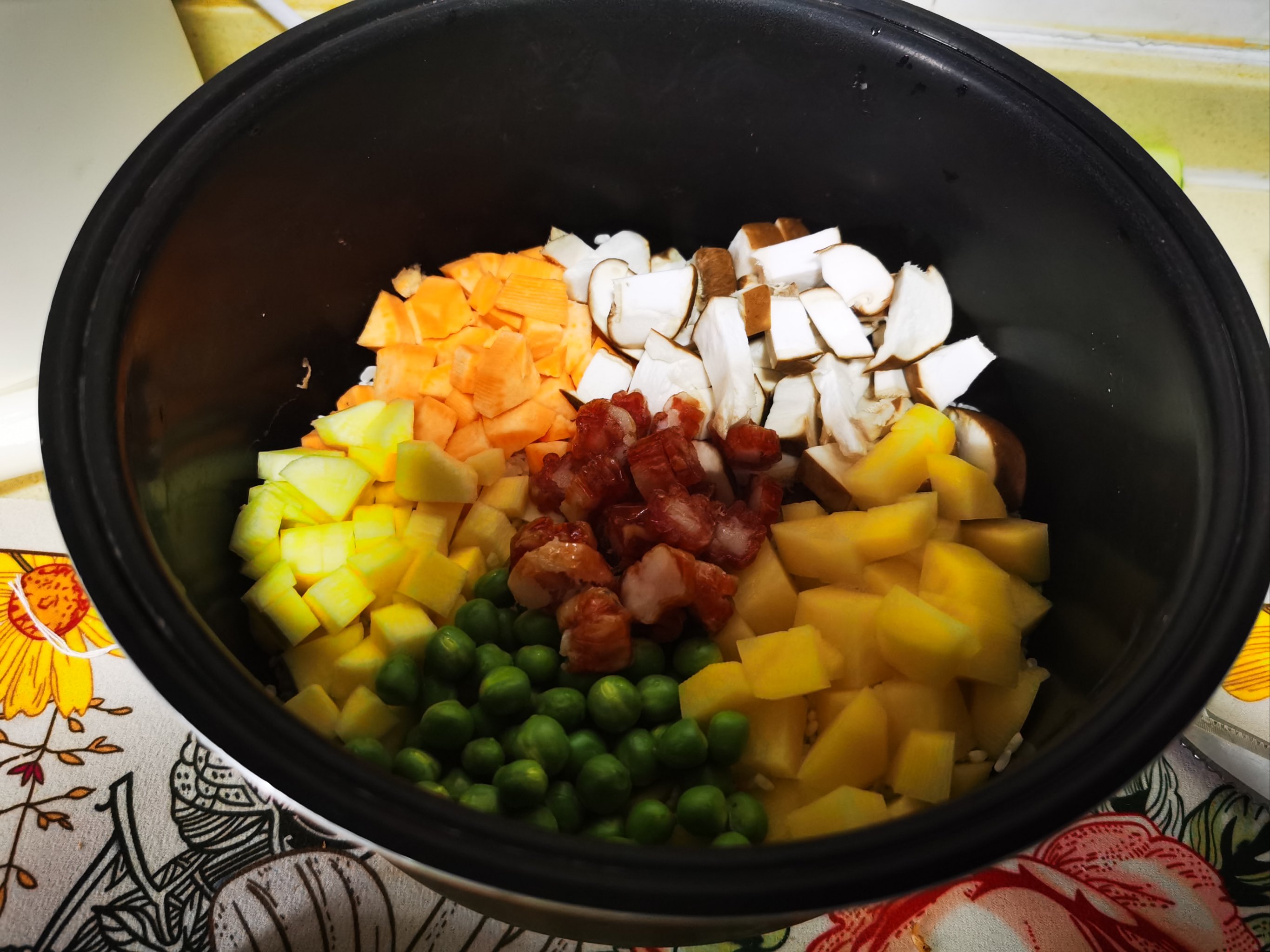 电饭煲焖饭食材图片