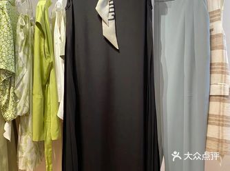 偶然路过这家宝藏服装店铺，听店铺名字就觉得肯定衣服样