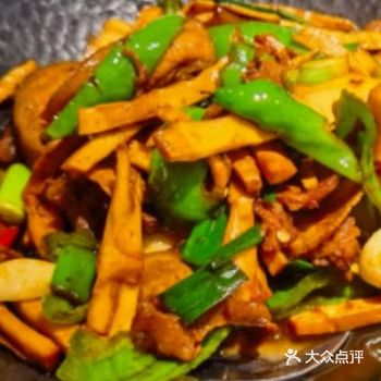 #0元玩转这座城用勺子轻轻舀起一勺放入口中