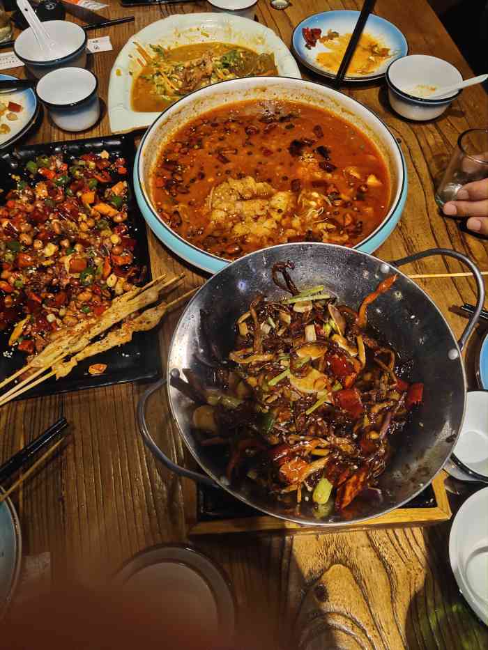 湘满园湘菜馆-"中午去的,店里装修的不错,人也蛮多的.上.