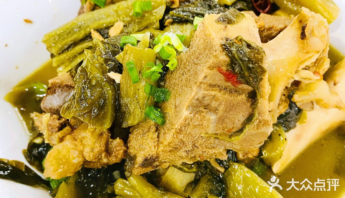 后厨一大排大铁锅，一两分钟就出餐！