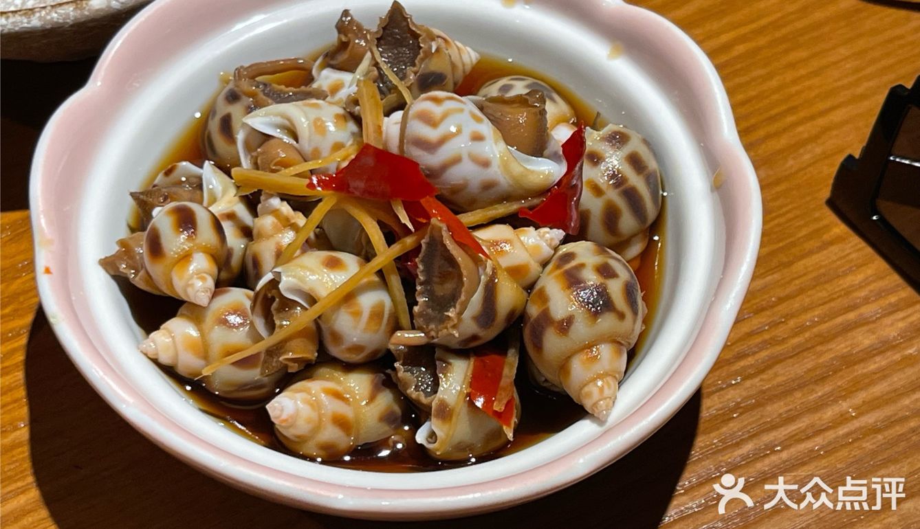 同事生日选择来这家日料餐厅，我们坐了包间，私密性很好