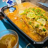 冒着大雨🌧️去吃9.9一份的蒜香烤鲈鱼，鞋子湿透但值了！