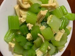 芹菜腐竹-宝瑞门钉肉饼店