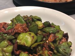 青椒炒黑猪肉-宏达宴老菜馆(群力第四大道店)
