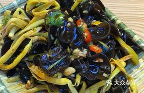 Daylily and Black Mushroom Salad