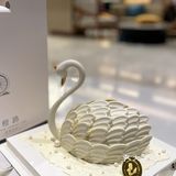 送了女朋友一个天鹅蛋糕，她超爱！