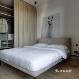 进入室内，玄关的设计比较简单 换鞋凳、鞋柜靠角落摆放