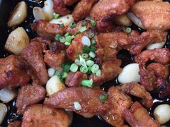 蒜瓣五花肉一点儿都不腻还好吃，蒜瓣也好吃呦-船梆煮•蒸汽海鲜·炉火烤肉(五四广场店)