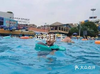 四岁小孩儿游泳胆子越来越大。