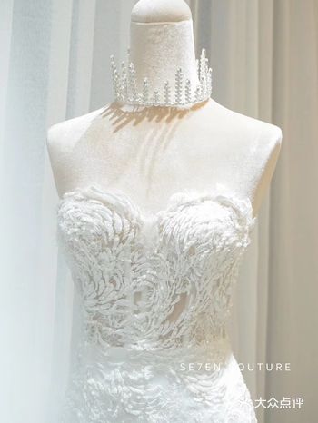 深V露背修饰背部线条，性感UPUP