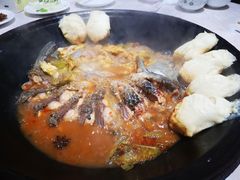 铁锅炖鱼贴饼子-木火柴大铁锅
