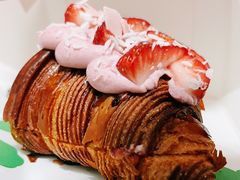 草莓白巧可颂-PAOPAO Bakery&Café(港汇店)