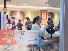 等位区-麦当劳(轻轨曹杨路店)