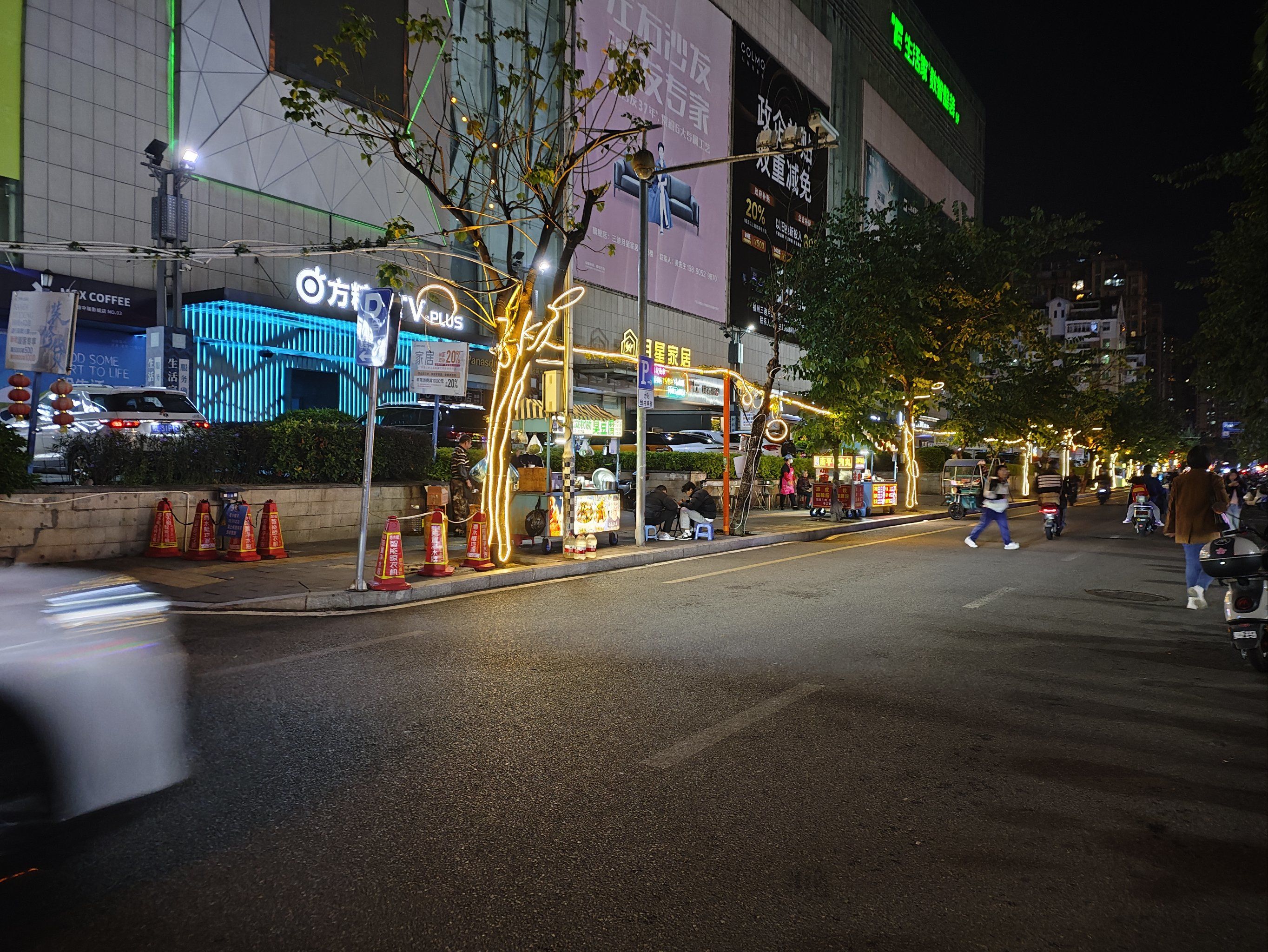 夜晚的繁华街头?