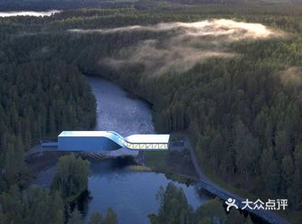 挪威森林中壮丽的扭曲桥