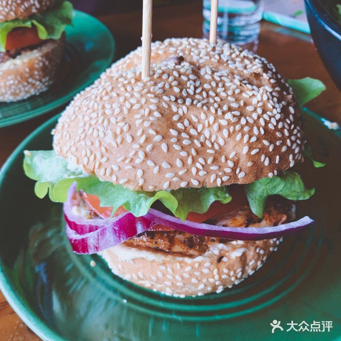 lush烤鸡胸汉堡图片