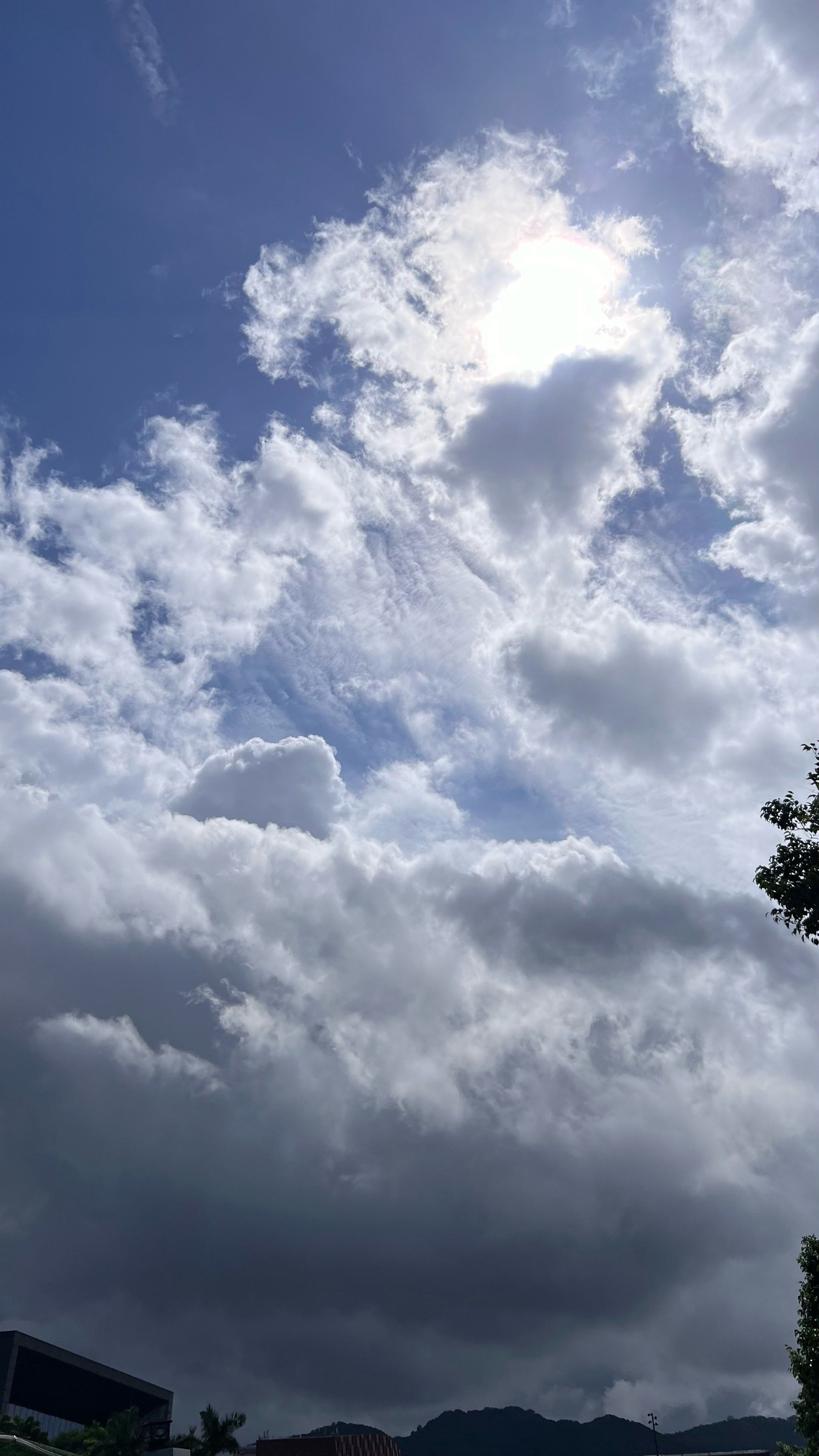 台风来临前天空的云层层次格外丰富