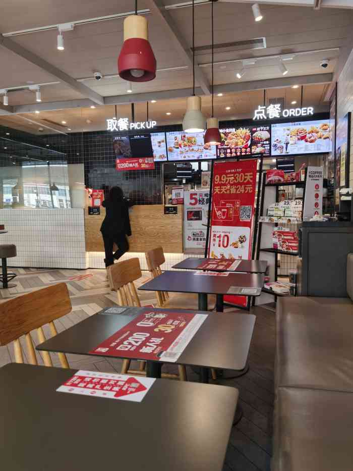 肯德基(太原南内环西店)-"离家最路顺的,所以也最常来服务还可以 .