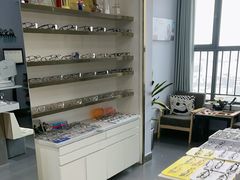 -视野联行眼镜•蔡司•依视路(温江店)