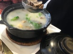 金银蛋芥菜肉片蚬肉粥-名门金宴