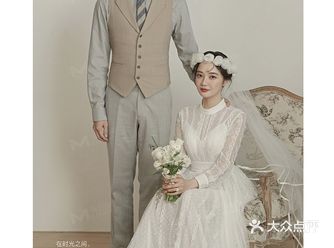 突出这组照片里的新娘的甜美与端庄