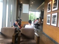 靠窗位-星巴克臻选(深圳龙华红山天虹店)