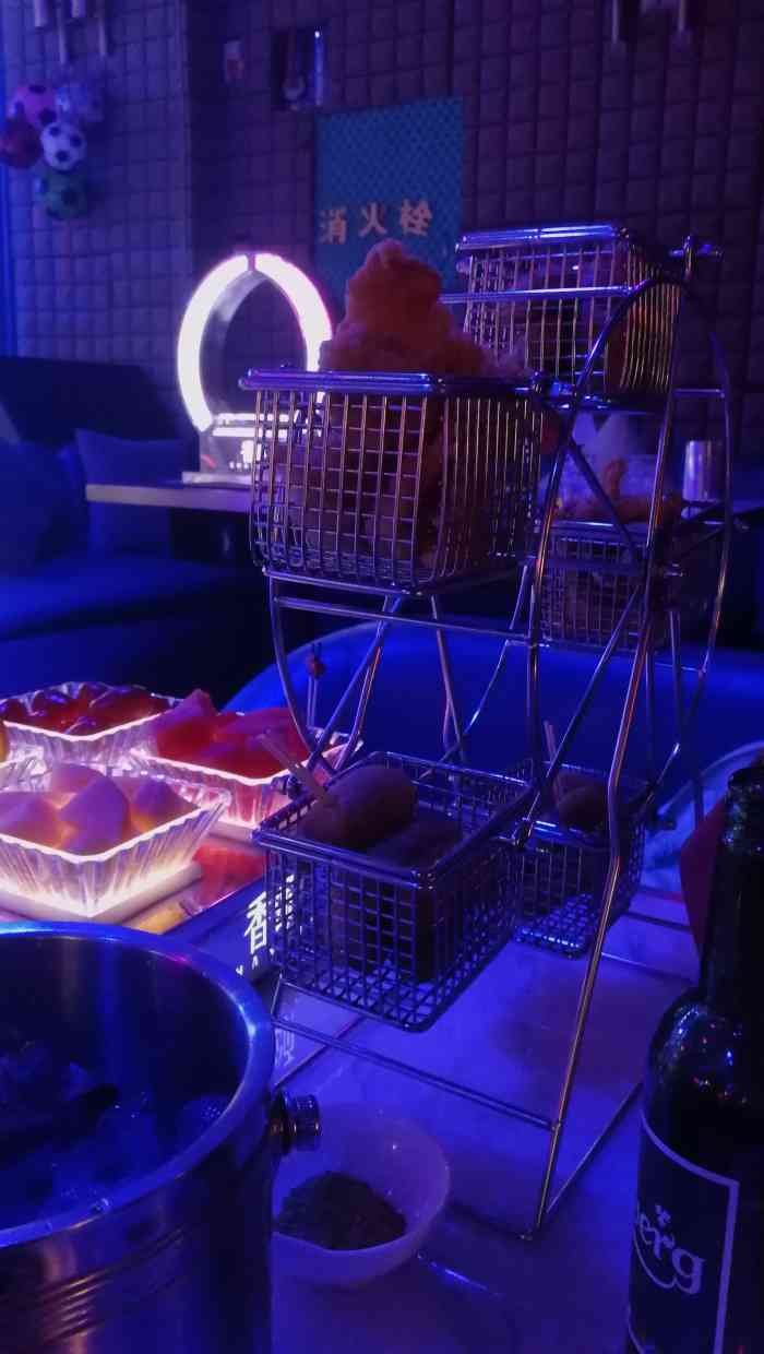 香颂酒吧-"也是和朋友去玩呢,去的不算太晚,当天驻唱.