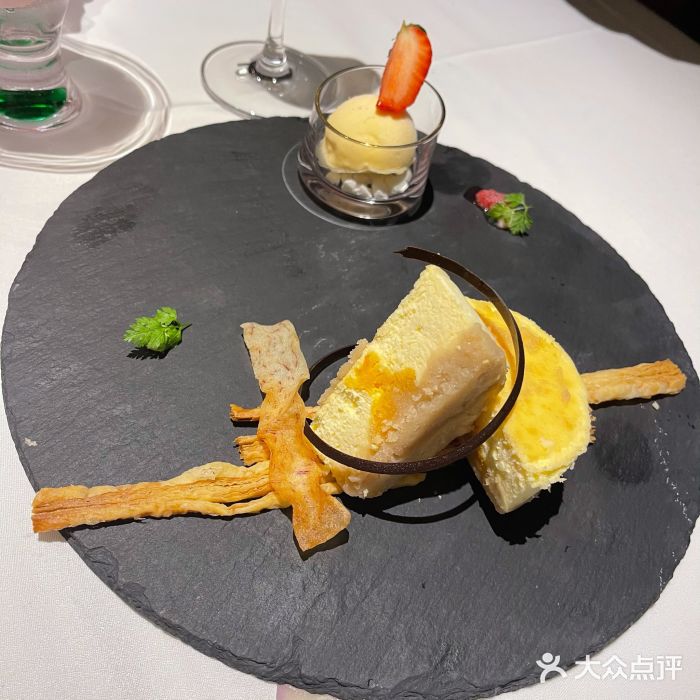 王品牛排法式芒果拿破仑佐椰香冰激凌图片