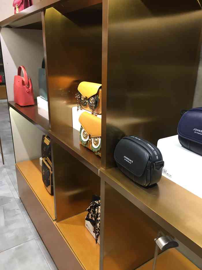 庄记百货(西安广场店)-"庄记包包是个老品牌商家,里面的款式样品很.