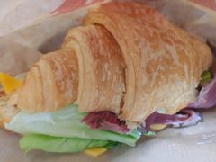 蛋香牛肉芝士可颂-Tims天好咖啡·贝果(锦江国金中心店)