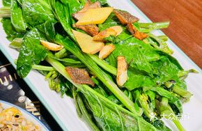 Fried Filefish with Red-stemed Gai Lan