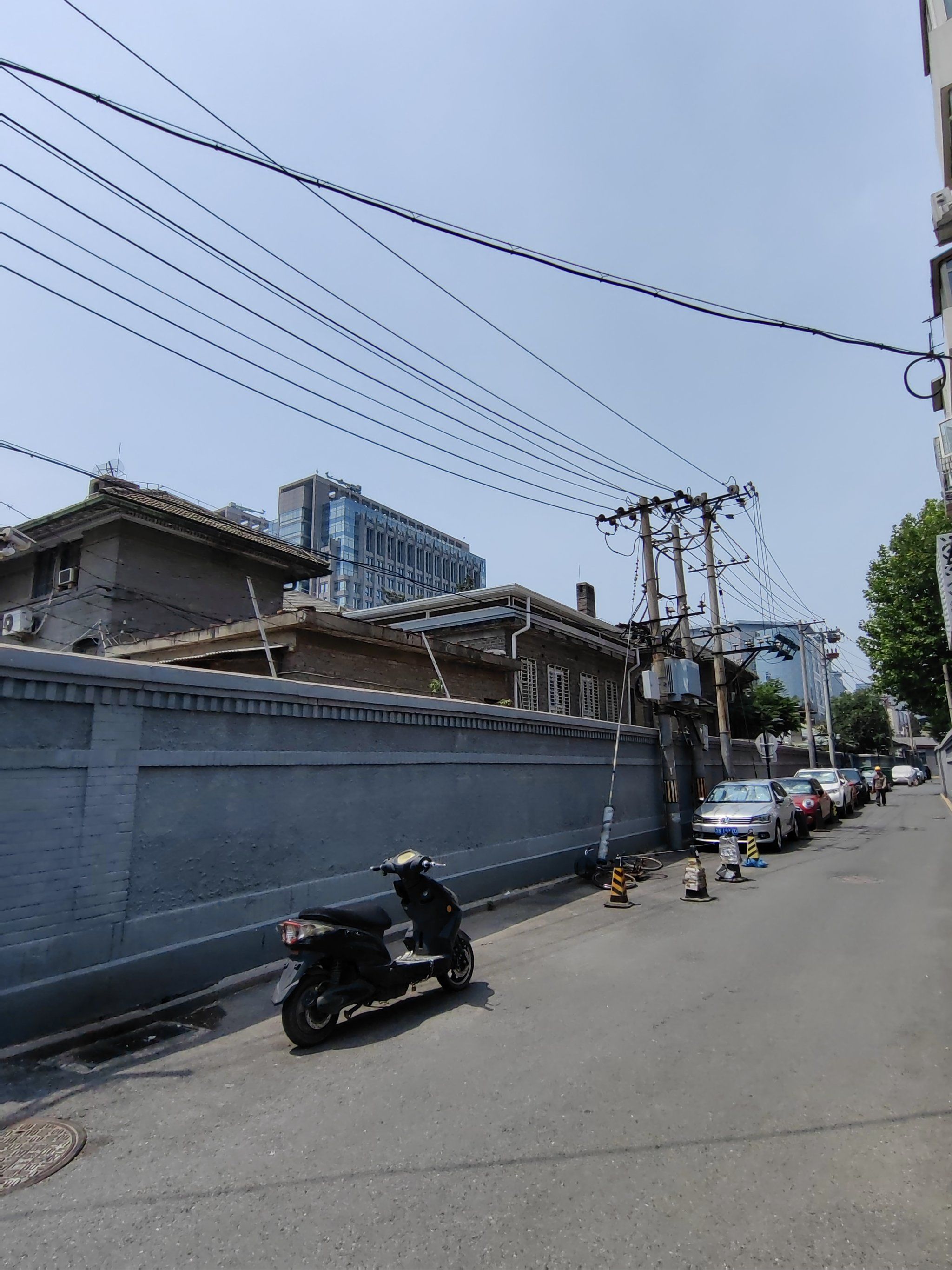 北起新开路胡同,南止栖凤楼胡同,东与北极阁头条,二条,三条,四条相通.