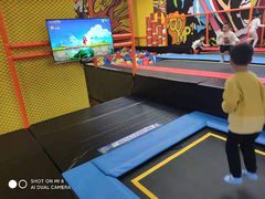 -爱蹦iBOON蹦床运动馆(江汉店)