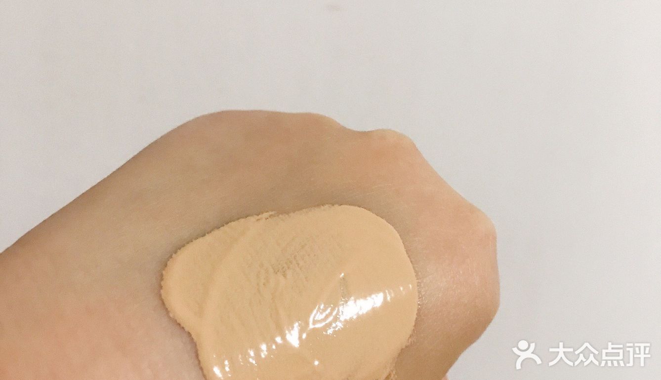me粉底液,色号110是比较自然的色号,不会假白
