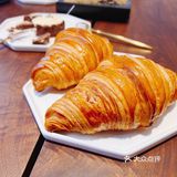 特别是下午的阳光从院子照进来，捧杯咖啡