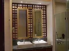 套房楼上的房间的厕所-稷泽·海丽宾雅温泉度假酒店