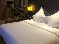 -武汉光谷广场杨家湾地铁站怡程酒店