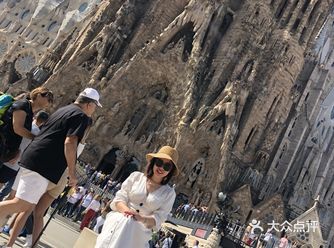  巴塞罗那的必去之地是高迪的四大建筑，圣家堂、米拉之