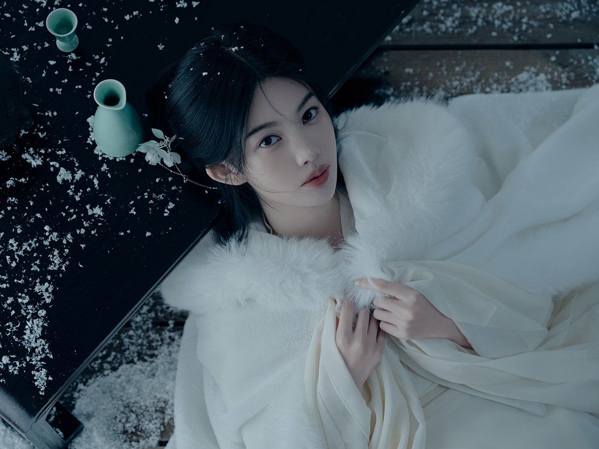 她清冷孤傲遗世而独立97清冷雪景汉服写真