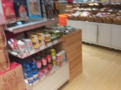 零售区-来伊份(上海市静安区万航渡路889广场店)