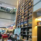 那么,这家新华书店就是大后方— 负责赚钱养家