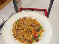 青城山老腊肉炒笋丝-鸡毛店·川菜(文殊院店)