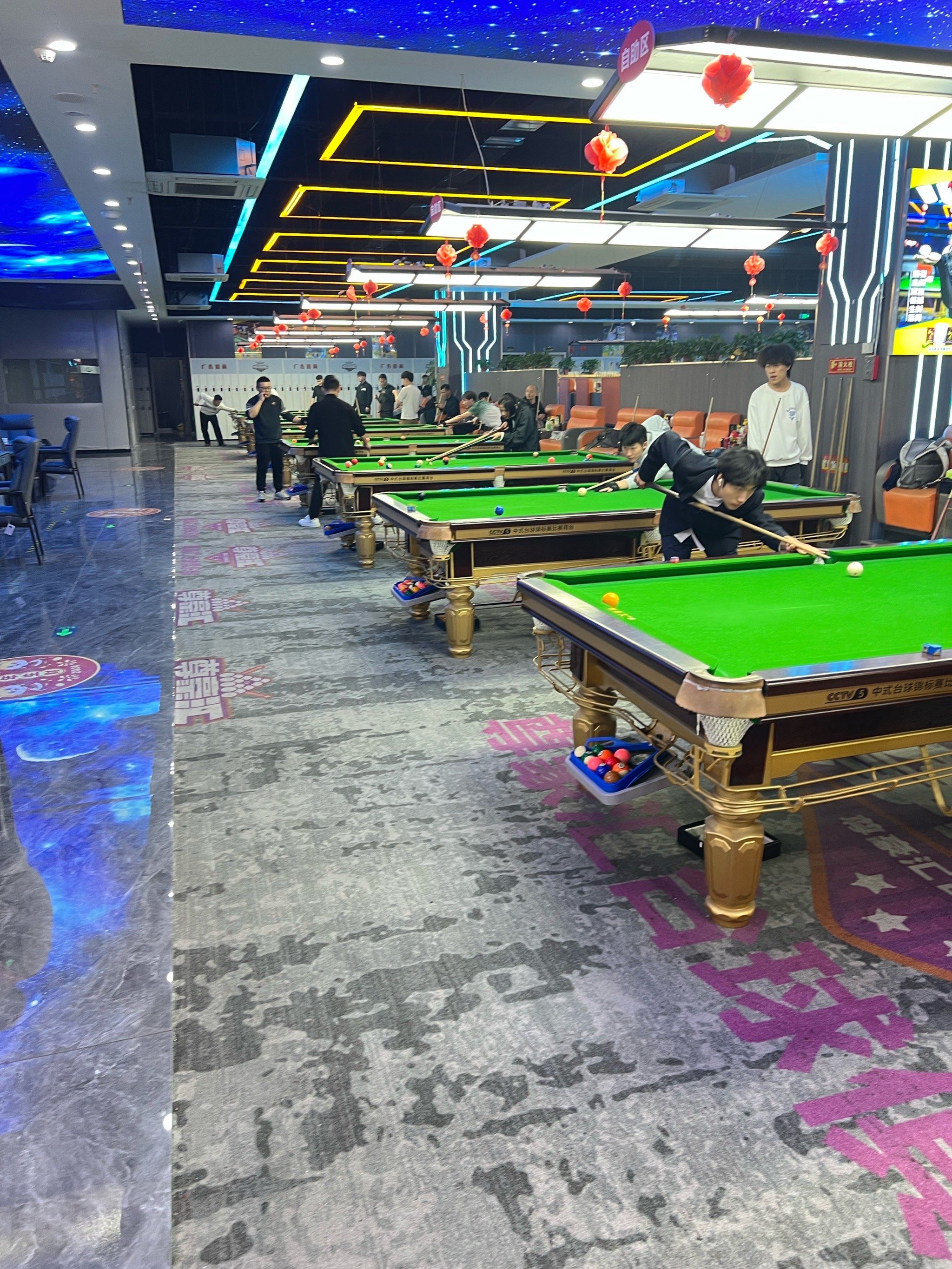 这家台球室真不错, 环境舒适宽敞又明亮