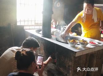 马王堆的口味虾，还有树木岭的牛筋，自家种的冬瓜
