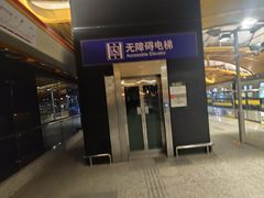 -秀沿路地铁站停车场