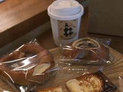 红豆碱水面包-天井·丑面包搭咖啡