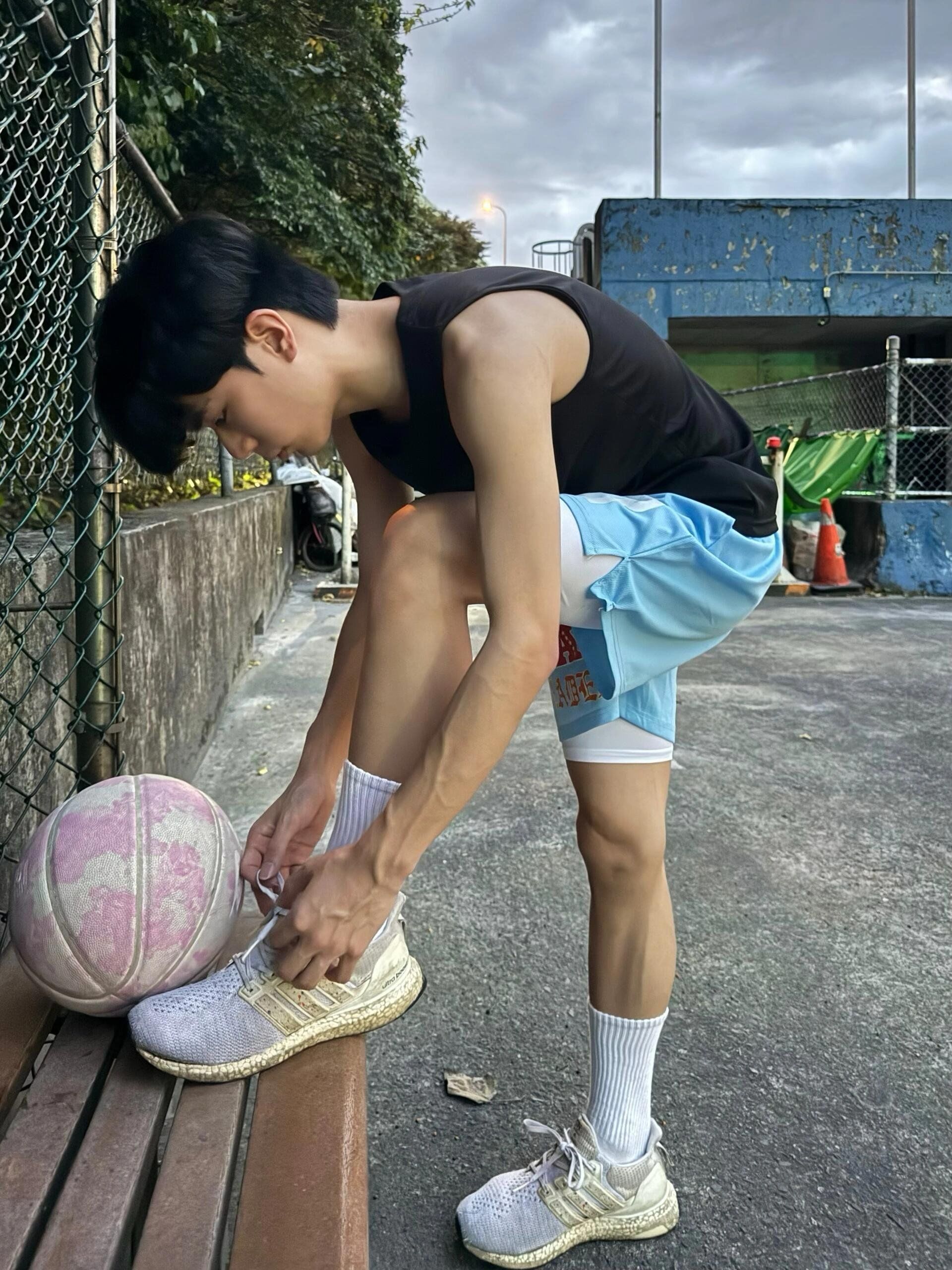 帅哥们来打球啦