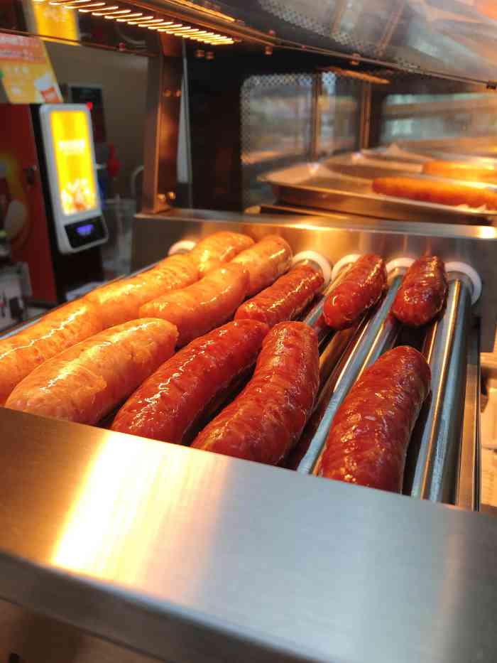 和少爷吃完晚饭回来,从地铁站一出来就看到了莫干山路上的十足便利店