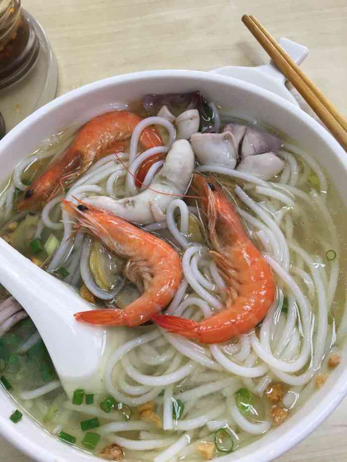 打分 「海鲜粉」汤品爽口,食材新鲜,上菜也很快～工作日午餐要速度